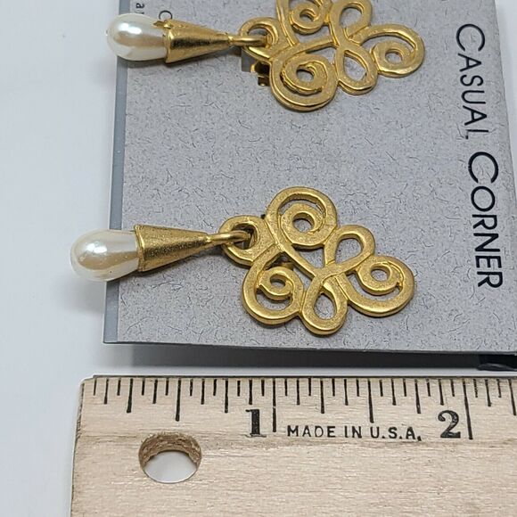 Vintage Causal Corner Abstract Gold Tone Clip-On Earrings NOS Faux Pearl Drop - Picture 2 of 3
